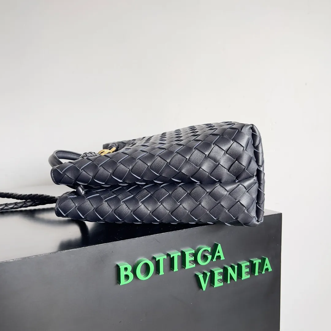 The 2023 new Andiamo batch of 2260 BV has been shipped‼ ️Really popular🔥The new Andiamo woven handbag launched by Bottega Veneta this season is really popular all over the world! ! Celebrities at home and abroad have worn it, and Oscar-winning actress Michelle Yeoh has taken it out on the street. Song Jia, Trai Yara, Yu Feihong, Sanji Ayaka, Rosie Hunting-Whiteley, Yoshioka Riho, etc. have all picked up this bag. It is classic and versatile, showing off its temperament, and the bag capacity is also large, which is very convenient for daily commuting! ! A variety of carrying methods, the shoulder straps can be adjusted by yourself, the original lambskin feels soft and delicate, and the unisex style breaks the gender boundaries and brings a more practical and long-lasting use experience. Andiamo, which has both elegant and casual styles, perfectly interprets the true appearance of "fashionable old money style". Style number: 743572 Size: 32*24*12